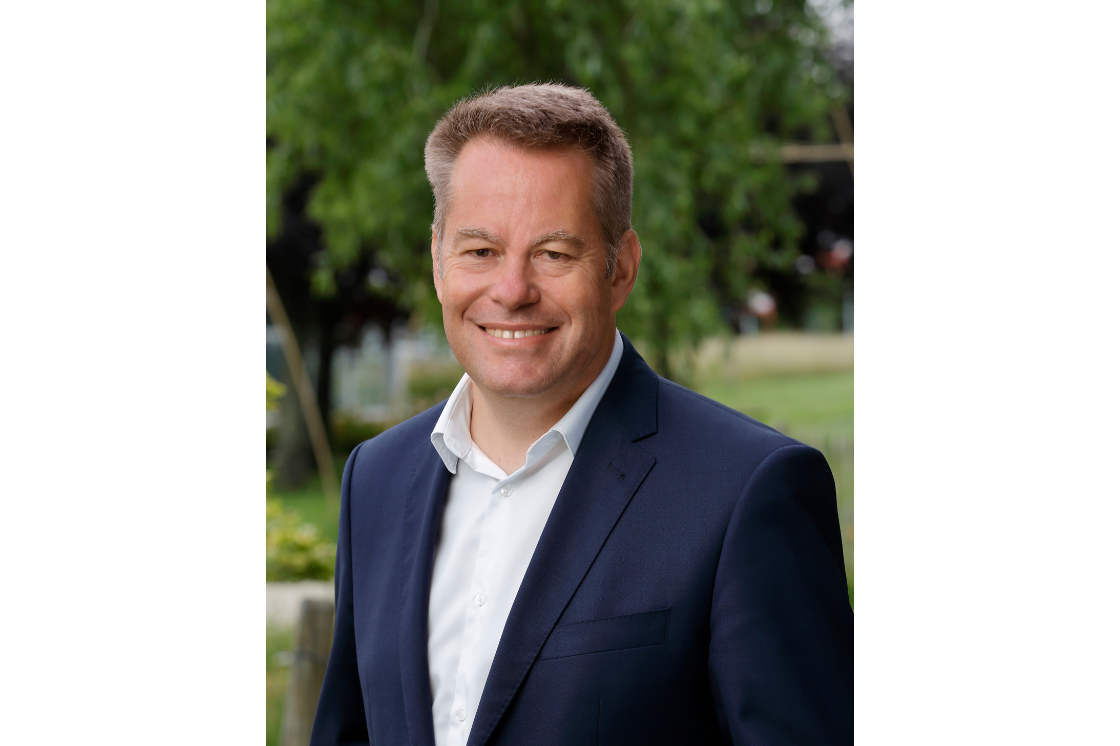 Jean Charroin, président de la FESIC et directeur de l'ESSCA, dans un jardin