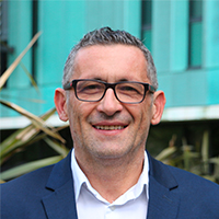 René Siret, directeur de l'ESA, école supérieure de l'agriculture devant l'école en costume