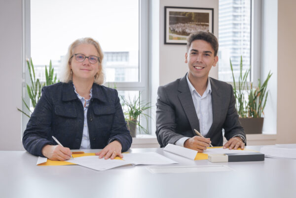 Caroline ROUSSEL, directrice générale de l’École et Thibaut DE LA GRAND’RIVE, diplômé de l’IÉSEG en 2024 sont en train de signer la convention de partenariat