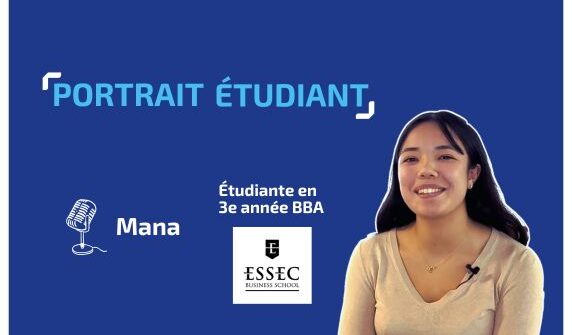 Portrait d'une étudiante nommée Mana, en 3e année de Global BBA à l'ESSEC école de commerce, sur fond bleu avec un logo de microphone.