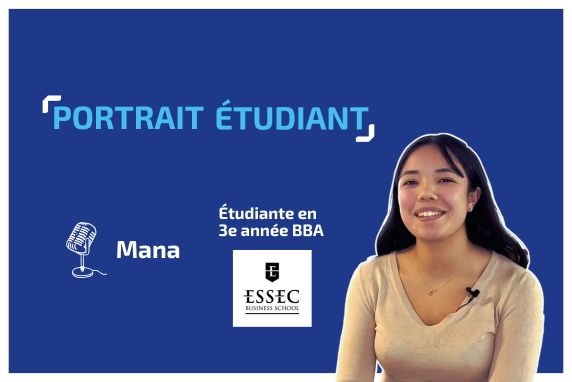 Portrait d'une étudiante nommée Mana, en 3e année de Global BBA à l'ESSEC école de commerce, sur fond bleu avec un logo de microphone.