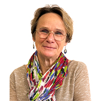 Andrée GUILLOU Portrait d'Andrée Guillou, gestionnaire comptable, souriante avec des lunettes sur un fond blanc.